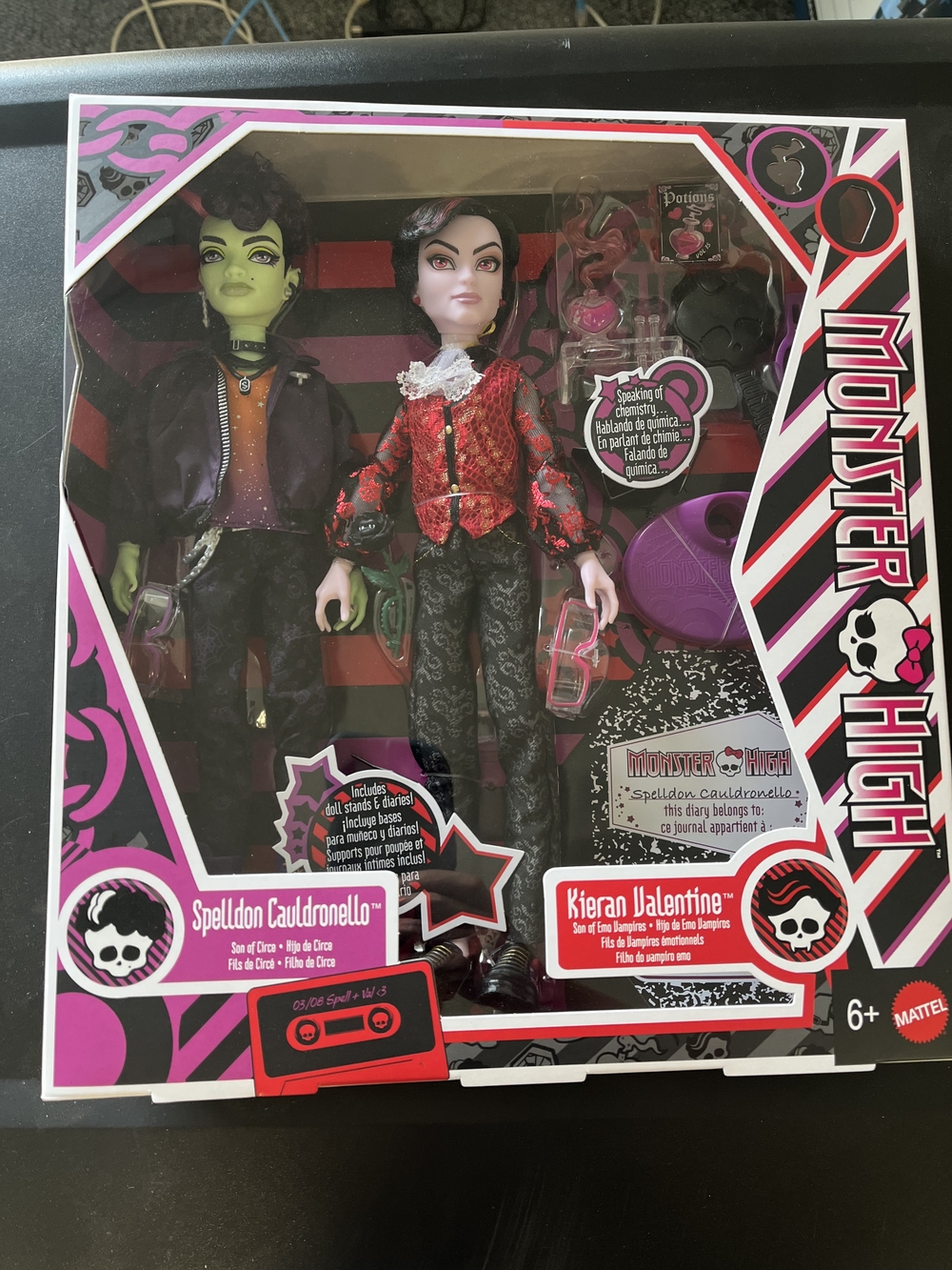 monster high green & red Kieran Valentine & Spelldon Cauldronello Doll Set